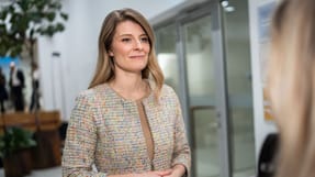 Besk&aelig;ftigelsesminister Ane Halsboe-J&oslash;rgensen (S) g&aring;r et travlt efter&aring;r i m&oslash;de.
