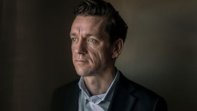 Udl&aelig;ndinge- og integrationsminister Kaare Dybvad-Bek (S) reagerer nu p&aring;, at et stort antal nepalesere kommer til Danmark som studerende og arbejder i 3F-fag.