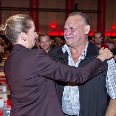 (ARKIV) Socialdemokratiets formand, statsminister Mette Frederiksen, hilser på Arne efter hendes tale under Socialdemokratiets kongres i Aalborg Kongres og Kulturcenter, lørdag 14. september 2019. Efter måneders forhandlinger er regeringen tæt på en politisk aftale om tidlig tilbagetrækning fra arbejdsmarkedet. Det skriver Ritzau, fredag den 9. oktober 2020.. (Foto: Henning Bagger/Ritzau Scanpix)