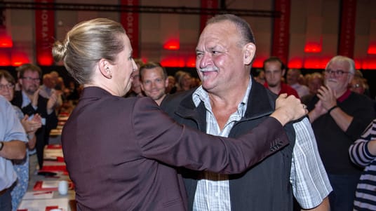 (ARKIV) Socialdemokratiets formand, statsminister Mette Frederiksen, hilser på Arne efter hendes tale under Socialdemokratiets kongres i Aalborg Kongres og Kulturcenter, lørdag 14. september 2019. Efter måneders forhandlinger er regeringen tæt på en politisk aftale om tidlig tilbagetrækning fra arbejdsmarkedet. Det skriver Ritzau, fredag den 9. oktober 2020.. (Foto: Henning Bagger/Ritzau Scanpix)