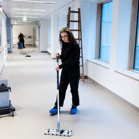 Ukrainske flygtninge tager is&aelig;r 3F-job, n&aring;r de kommer i arbejde. Som her i reng&oslash;ringsbranchen. Foto: Joachim Rode/Fagbladet3F