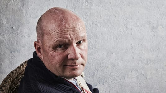 Falckredder Erik Schack sv&aelig;vede mellem liv og d&oslash;d i koma i 19 dage med familien.Han fik flere blodpropper i hjernen, og l&aelig;gerne m&aring;tte save det halve af hans hjerneskal af p&aring; grund af et livstruende overtryk. 