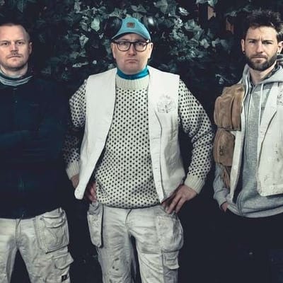 For to &aring;r siden afsl&oslash;rede t&oslash;mrersvendene Laurits Lillelund (tv), Rikki Hansen (i midten) og Peter Tallquist (th) deres dav&aelig;rende byggeleder i fuske med svaret i en analyserapport, s&aring; de i mindst en uge blev udsat for potentielt livsfarlige asbestfibre. Tirsdag er den tidligere byggeleder blevet id&oslash;mt tre m&aring;neders betinget f&aelig;ngsel for dokumentfalsk.   