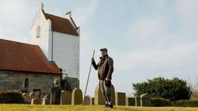 Gravermedhj&aelig;lper Henrik Jensen har i l&oslash;bet af vinteren og for&aring;ret oplevet, at der var problemer med at f&aring; kister i jorden p&aring; kirkeg&aring;rden ved Tranum Kirke, fordi der stod vand i de udgravede huller.
