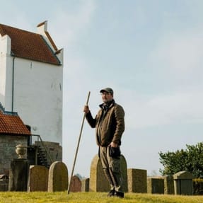 Gravermedhj&aelig;lper Henrik Jensen har i l&oslash;bet af vinteren og for&aring;ret oplevet, at der var problemer med at f&aring; kister i jorden p&aring; kirkeg&aring;rden ved Tranum Kirke, fordi der stod vand i de udgravede huller.