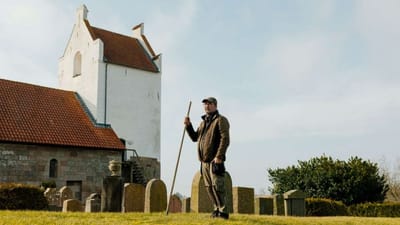 Gravermedhj&aelig;lper Henrik Jensen har i l&oslash;bet af vinteren og for&aring;ret oplevet, at der var problemer med at f&aring; kister i jorden p&aring; kirkeg&aring;rden ved Tranum Kirke, fordi der stod vand i de udgravede huller.