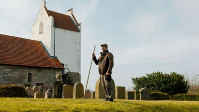 Gravermedhj&aelig;lper Henrik Jensen har i l&oslash;bet af vinteren og for&aring;ret oplevet, at der var problemer med at f&aring; kister i jorden p&aring; kirkeg&aring;rden ved Tranum Kirke, fordi der stod vand i de udgravede huller.