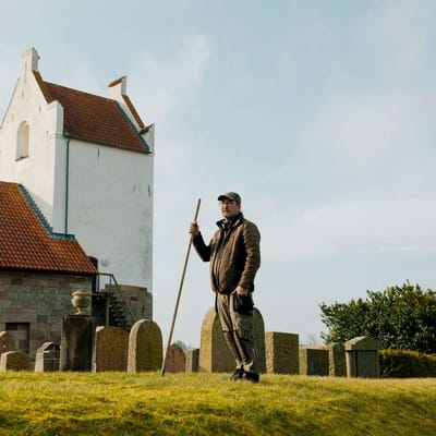 Gravermedhj&aelig;lper Henrik Jensen har i l&oslash;bet af vinteren og for&aring;ret oplevet, at der var problemer med at f&aring; kister i jorden p&aring; kirkeg&aring;rden ved Tranum Kirke, fordi der stod vand i de udgravede huller.
