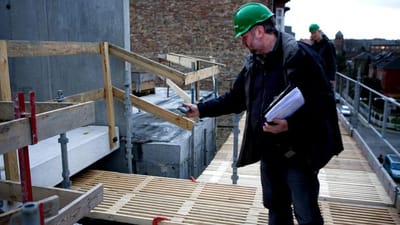 - Ingen skal blive syge af at gå på arbejde, og med corona hængende over os, ligger der et kæmpe stykke arbejde i at skabe tryghed for medarbejderne, siger næstformand i FH, Morten Skov.