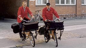Fald p&aring; cykel, snubleulykker p&aring; trapper, hundebid, l&oslash;fteskader og trafikuheld g&oslash;r arbejdsdagen for landets postbude mere "sp&aelig;ndende", end godt er. Sidste &aring;r bet&oslash;d det 177.783 mistede arbejdstimer.