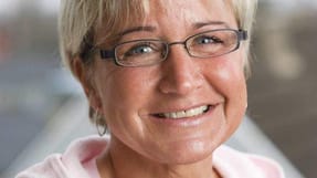 - Indimellem &oslash;nsker jeg bare at f&aring; &eacute;n enkelt dag, hvor alt var som f&oslash;r ulykken.  Men ellers taler vi ikke sygdom. Den skal ikke styre mit liv, siger 45-&aring;rige Jeanette Jensen, som i dag passer et fleksjob p&aring; 13 timer om ugen.
