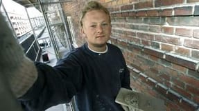 Murersvend Rasmus Jensen p&aring; 27 &aring;r er ikke i tvivl om, at de gamle svende har en stor del af ansvaret for, at de unge udvikler d&aring;rlig sikkerhedskultur og at deres arbejdsulykker ikke anmeldes. 