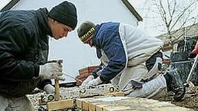 Tre fjerdedele af alle byggel&aelig;rlinge kommer ud for en arbejdsulykke. For enkelte fag er det n&aelig;ste ni af hver ti, der i l&oslash;bet af praktiktiden uds&aelig;ttes for en ulykke. V&aelig;rst ser det ud for murer- og vvs-l&aelig;rlinge.