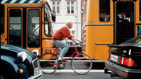 M&aelig;nd tager dytten - kvinder tager bussen. Til geng&aelig;ld er det manden, der b&aring;de k&oslash;rer bussen og tager beslutningerne om dens fremtid.
