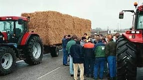 Hvis du k&oslash;rer p&aring; landevejen og skal forbi en traktor eller en anden stor landbrugsmaskine, s&aring; v&aelig;r meget forsigtig.