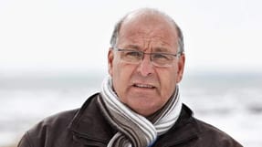 Arly Thinnesen er opereret for tre alvorlige diskusprolapser, har kroniske smerter og er gangbesv&aelig;ret. Han har nu f&aring;et medhold i, at to arbejdsulykker er &aring;rsag til hans tilstand.