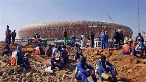 Sydafrikanske bygningsarbejdere strejker under opf&oslash;relsen af Soccer City Stadiun i Johannesburg.