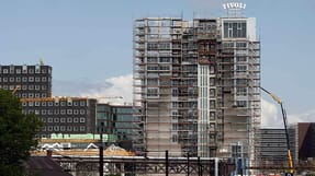Godt 80 gange har Arbejdstilsynet de seneste to &aring;r reageret over for sikkerhedsforholdene p&aring; byggepladsen med Tivoli Hotel og Tivoli Congress Center. Der er tale om forbud, straks-p&aring;bud, p&aring;bud og vejledninger.