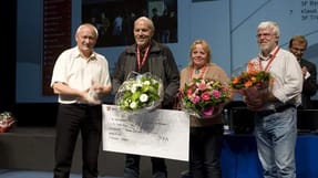 Forretningsf&oslash;rer Morten Kaspersen (til venstre) overrakte prisen til Peder B&aelig;k fra 3F, Britta Ikast, Teknisk Landsforbund, og Poul Erik Jespersen fra TIB p&aring; vegne af gruppen "Behandl os ordentligt selv om vi er arbejdsl&oslash;se".