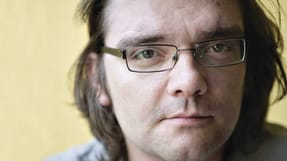 Peter Freuchen har sv&aelig;rt ved at komme ud. Derfor bruger han mange timer om dagen foran sit "husalter", computeren, p&aring; at spille strategispil.