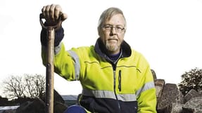 - Jeg skal ikke dyrke fitness, n&aring;r jeg ikke er blevet udredet af l&aelig;gerne. Hvor mange mennesker er i det hele taget i et fitnesscenter fem timer ad gangen, sp&oslash;rger Tommy Riemer, som er blevet sendt i aktivering, selv om han allerede har et fast arbejde.