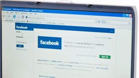 Det kan godt v&aelig;re, du ikke er Facebook-ven med din direkt&oslash;r, men du m&aring; regne med, at han kan l&aelig;se din tekst alligevel.