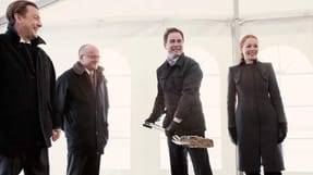 Det f&oslash;rste spadestik tages til byggeriet i &Aring;rhus. Fra venstre er det Klaus Kaae fra NCC, Torben M&ouml;ger Pedersen, Pension Danmark, borgmester Nicolai Wammen med skovlen og r&aring;dmand Laura Hay.