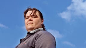 Malene Bay Andersens mand d&oslash;de efter en arbejdsulykke for fem &aring;r siden. Nu har hun f&aring;et et plaster p&aring; s&aring;ret.