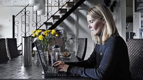 Rikke Larsen har minus p&aring; kontoen hver m&aring;ned. Men kommunen vil ikke sige ja til det fleksjob, der kunne redde familiens &oslash;konomi.