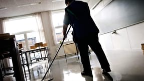 Problemerne med d&aring;rlige arbejdsstillinger, vrid, tr&aelig;k og l&oslash;ft er lidt for i&oslash;jefaldende i reng&oslash;ringsbranchen.