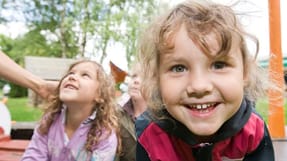 Skal b&oslash;rnene have en god ferie, s&aring; er dyre flybilletter og ambiti&oslash;se planer ikke n&oslash;dvendige. Tag et skridt tilbage og skru ned for forventningerne.