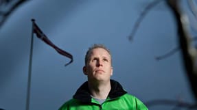 - Jeg skulle have sagt til mester, at der skulle r&aelig;kv&aelig;rk p&aring;. Men hvis man altid er den, der brokker sig, ryger man ogs&aring; ud f&oslash;rst ud, fort&aelig;ller Karsten Bonde Andersen, der faldt fra et usikkert stillads og &oslash;delagde ryggen.