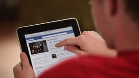 Mange er blevet afhængige af konstant at være på Facebook og Twitter for at holde sig opdateret med venner og andres liv. Vores brug af sociale medier har ført til et nyt fænomen: Fomo (fear of missing out) - frygten for at gå glip af noget.