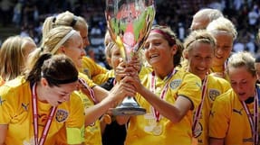 Skovbakken - pokalmester 2010Skovbakken løfter pokalen efter finalen i 2010