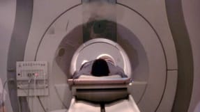 Mennesker med kr&aelig;ft kan opleve, at de ikke f&aring;r fuld erstatning fra Patientforsikringen, fordi myndighederne mener, at de snart vil d&oslash;. Nu kan de ogs&aring; komme ud for at miste arbejdsskadeerstatning.