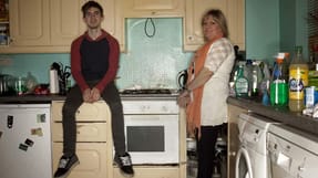 Debbie Kenny, 47 år, er arbejdsløs ligesom sin 24-årige søn Jamie. Ledigheden er oppe på 14,5 procent i Irland, så der er sorte udsigter til job.