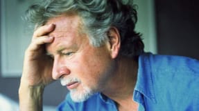 Hvis du er enlig og gerne vil finde andre at fejre jul med, s&aring; er du ikke alene. R&oslash;de Kors og facebooksiden "En jul med andre" hj&aelig;lper enlige med at finde hinanden, s&aring; de kan holde juleaften sammen.