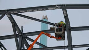 En r&aelig;kke store virksomheder mener, at arbejdsmilj&oslash; og sikkerhed halter under byggeriet af et forbr&aelig;ndingsanl&aelig;g i Roskilde.