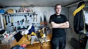 L&aelig;gerne kalder det et mirakel, at Mads Sj&oslash;rup kan g&aring; rundt selv, efter han hamrede hovedet ned i et betongulv.