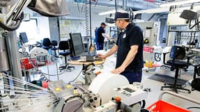 Specialister i produktionen med ansvar og indflydelse s&oslash;rger for et minimum af spild og fejl p&aring; Tetra Pak i Hj&oslash;rring. 