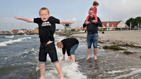 - Det er en rigtig god m&aring;de at v&aelig;re sammen p&aring;. Man skal ikke i seng eller st&aring; op p&aring; noget bestemt tidspunkt. Bare hygge og g&aring; ture, siger 41-&aring;rige Per Kristensen fra Viborg, der er p&aring; en uges ferieophold p&aring; Sm&aring;landshavet. 