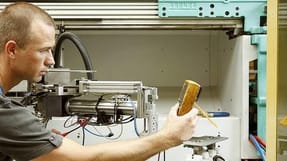 Plastindustrien lover rigtige praktikpladser til alle unge, der tager plastmageruddannelsen.