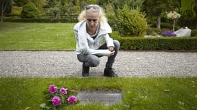 - Forsikringsselskabet er ligeglad med min d&oslash;de mand, som de har sv&aelig;rtet til, uden at han har kunnet forsvare sig, siger enken Mona Lind&eacute;r.