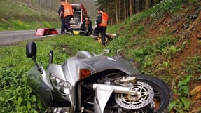 D&oslash;dsatttesterne fort&aelig;ller, at begge for&aelig;ldre d&oslash;de kl. 21.15 torsdag den 24. maj 2007. Det samme st&aring;r der i politirapporten. Var den ene d&oslash;d lidt efter den anden, havde b&oslash;rnene f&aring;et mere i erstatning