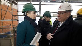 Beskæftigelsesminister Mette Frederiksen og formanden for Byggegruppen i 3F, Kim Lind Larsen, er enige om, at handleplanen skal nå helt ud på hver enkelt byggeplads.