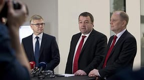 Arbejdsgivernes topforhandler Karsten Dybvad, adm. dir. i DI (til venstre) sammen med topforhandlerne fra CO-industri, Claus Jensen og Mads Andersen, der ogs&aring; er formand for Industrigruppen i 3F.