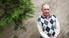 J&oslash;rgen Karl Andersen troede aldrig, han skulle komme til at k&oslash;re lastbil igen, da han kom i klemme under en s&aelig;ttevogn.