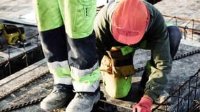 De vilk&aring;r, som udl&aelig;ndingene tilbydes og accepterer eller ligefrem eftersp&oslash;rger, er med til at &oslash;ge risikoen. Det skal tilf&oslash;jelser til arbejdsklausulerne forebygge.