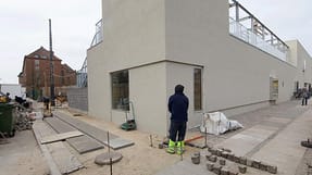 Den politiske aftale om at indf&oslash;re et obligatorisk sikkerhedskort skal tynde ud blandt de mange fusker-firmaer p&aring; landets byggepladser. Firmaet Our House har systematisk udnyttet &oslash;starbejdere og blev id&oslash;mt en rekordstor bod p&aring; knap 19 millioner krone