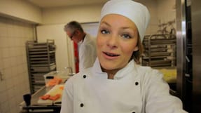 Kokkeeleven Klara Shelton spiller hovedrollen i filmen, der skal forebygge ulykker i k&oslash;kkener.